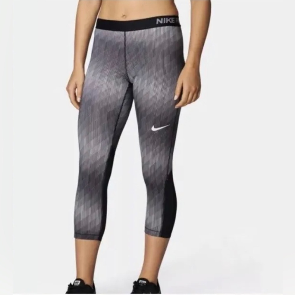 Nike Womens Pro Cool Stairstep Capri Athletic Pants #865948-010 Dri Fit Size S